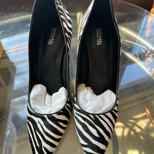 Come on dolls!!! Come get these beautiful pumps! Worn one time!!